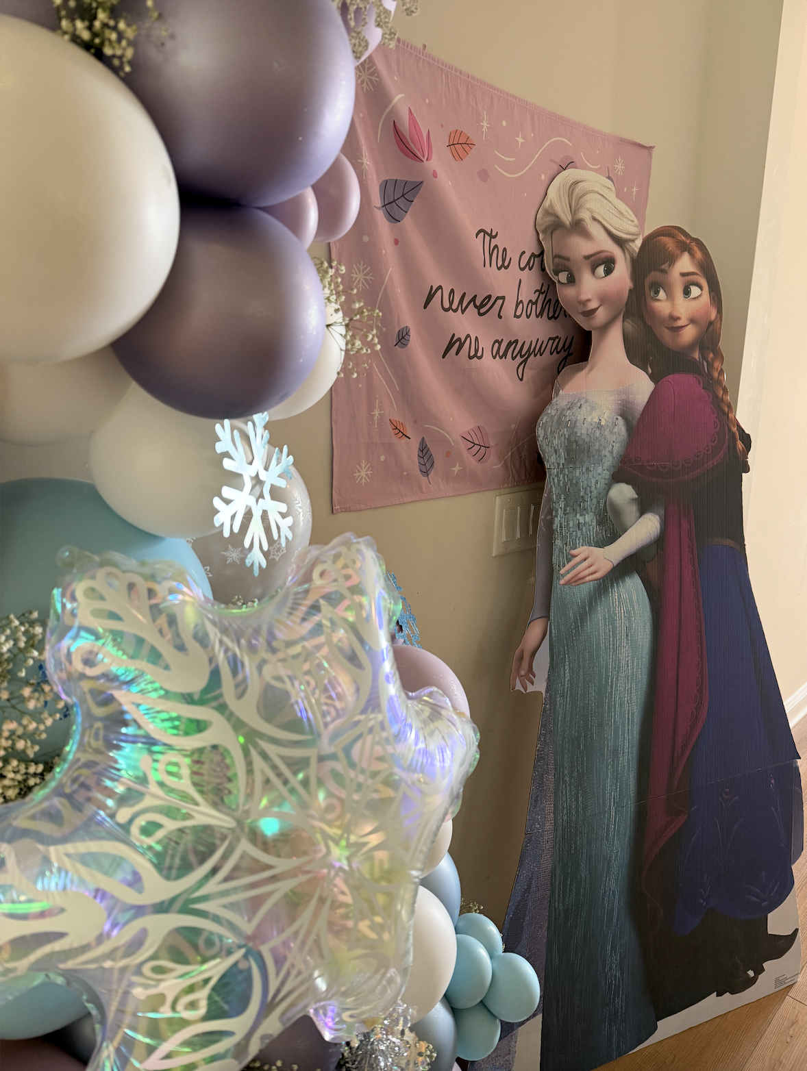 Frozen-inspired balloon decor